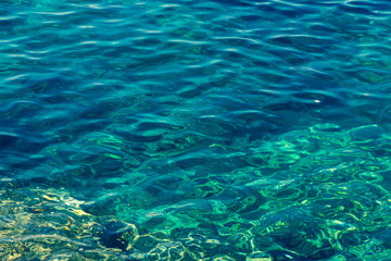 Griechenland glasklares Wasser und Felsklippen am südlichen Peloponnes