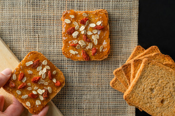 break fast  cin brioches, fette biscottate, ceffè 