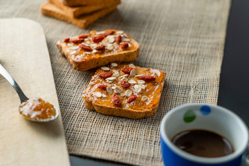 break fast  cin brioches, fette biscottate, ceffè 