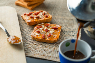 break fast  cin brioches, fette biscottate, ceffè 