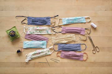 Mundschutz auf Holztisch viele nebeneinander Nadelkissen