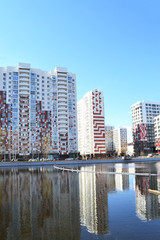 Obraz premium High-rise residential complex on the banks of the river