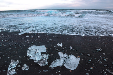 Lavastrand mit Eisbrocken in Island