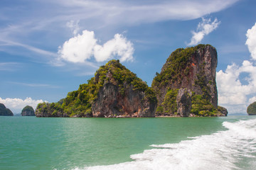 Fototapeta na wymiar Islands with jungle under blue sky of thailand