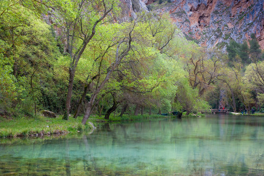 Bello paisaje de ribera con colores sugerentes
