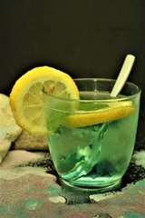 mojito drink cubano con rum bianco limone menta
