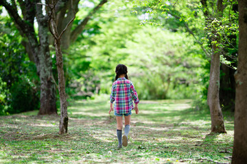森を歩く女の子