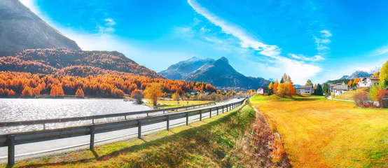 Foto op Canvas Geweldige herfstscène in het dorp Maloja en de asfaltweg aan de oever van het Sils-meer (Silsersee) © pilat666