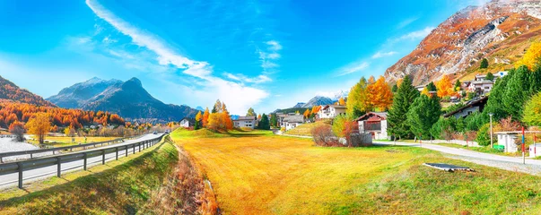 Fleecedeken met foto Herfst Awesome autumn scene in Maloja village and asphalt road on the shore of Sils lake(Silsersee)  © pilat666
