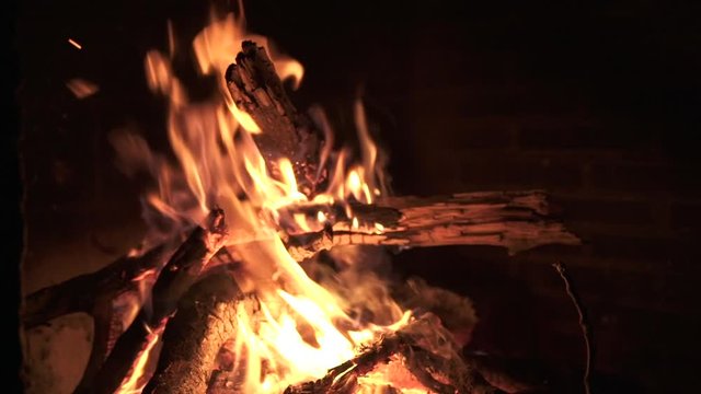 Fuego en una hoguera. Madera prendiendo fuego en una noche de invierno. C&aacute;mara lenta.