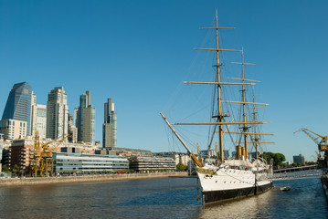 Fototapeta na wymiar sailing ship in the harbor, puerto madero, buenos aires