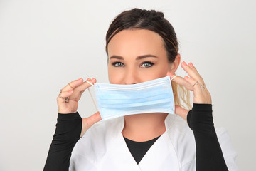 Jeune femme avec un masque pour se protéger du Covid-19