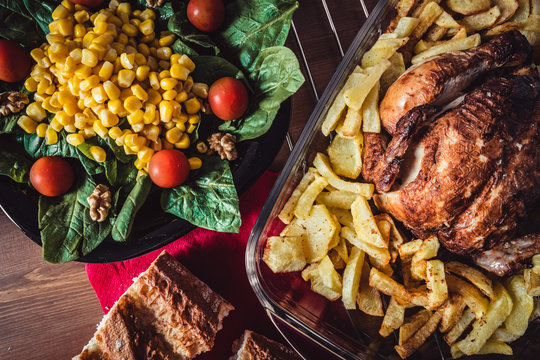 Delicioso Pollo Al Horno Con Patatas Fritas Y Ensalada De Espinacas