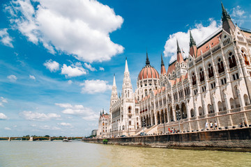Obraz premium Hungarian Parliament Building with Danube river in Budapest, Hungary