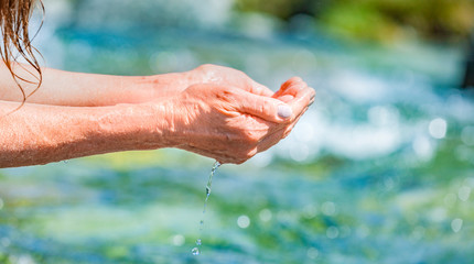 H&auml;nde waschen mit klarem Wasser