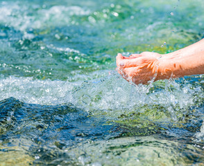 Hände waschen mit klarem Wasser