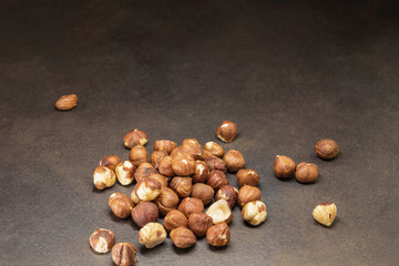 noisettes sans coquille torréfiées sur fond uni