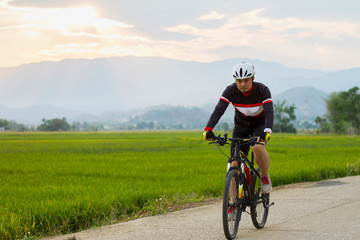 Naklejka premium Professional athlete ride on a mountain bike. Extreme sport concept