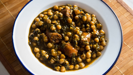
Chickpeas with chorizo ​​and spinach
