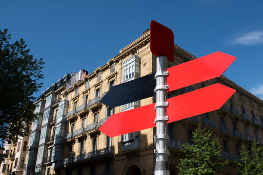 Mockup se&ntilde;alizaci&oacute;n en el centro de la ciudad. Informaci&oacute;n de direcci&oacute;n en el centro de la Capital. Dise&ntilde;o gr&aacute;fico se&ntilde;alizaci&oacute;n.  