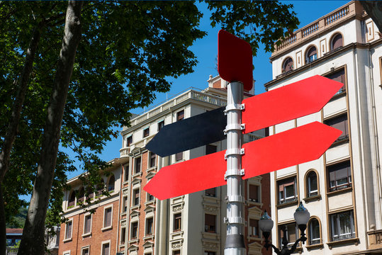 Se&ntilde;alizaci&oacute;n en el centro de la ciudad. Informaci&oacute;n de direcci&oacute;n en el centro de la Capital. Dise&ntilde;o gr&aacute;fico se&ntilde;alizaci&oacute;n.  