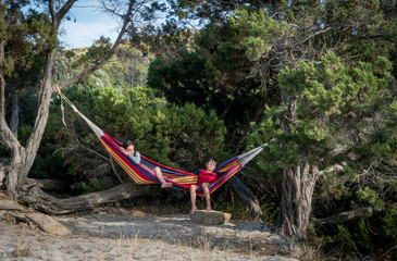 Bambini sull'amaca si rilassano  in spiaggia