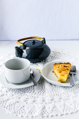 desayuno con té y rebanada de pastel de ricotta