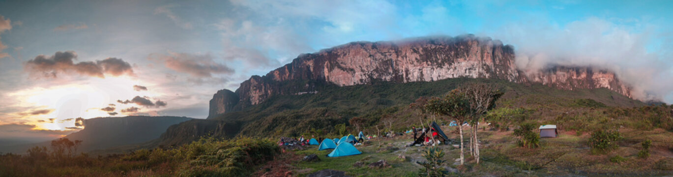 Vista panor&aacute;mica del tepuy Roraima, visto desde el campamento base en una puesta de sol