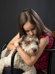 Ritratto di bambina con cane Lagotto 