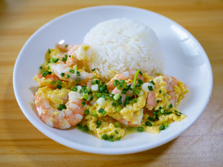 scrambled eggs with shripms and stream rice