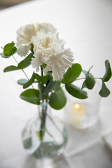 Centro tavola con fiore bianco e candela
