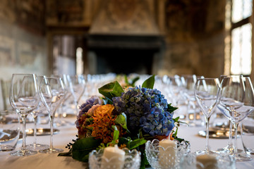 Tavola imbandita dentro castello, mise en place