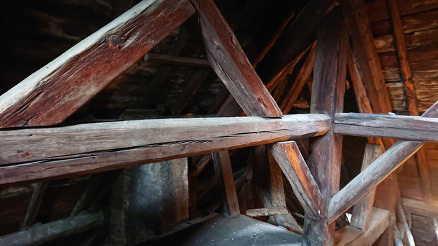 Escalier dans un grenier