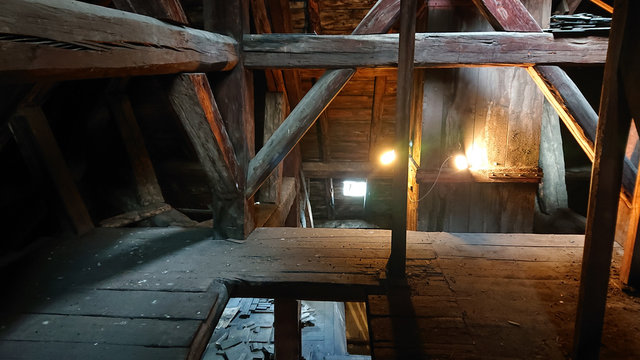 Escalier dans un grenier