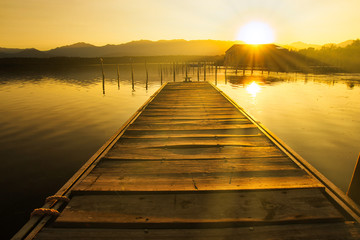 Fototapeta na wymiar golden sundown at a lake
