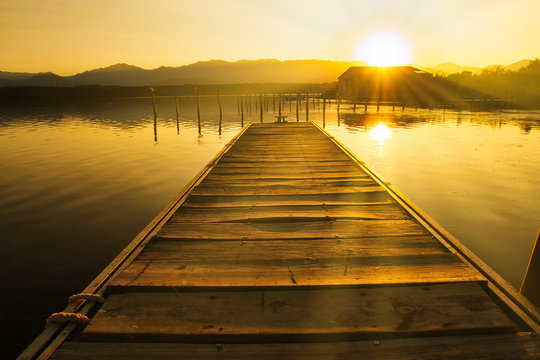 golden sundown at a lake © Sascha