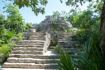 Fototapeta premium Mayan Pyramid Ruins in Playa del Carmen, Mexico