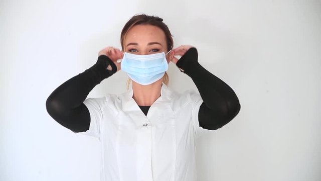 Jeune femme mettant un masque chirurgical