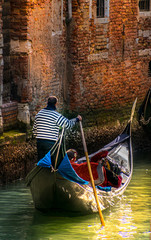 Obraz premium venezia 02 - gondoliere in un canale minore della città