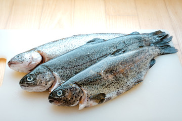 Forellen am Brett
