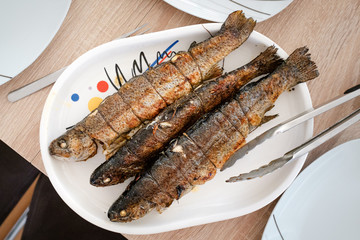 Gegrillte Forellen am Teller