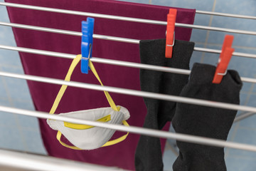 Fototapeta na wymiar Staubschutzmaske auf Wäscheständer, trocknen