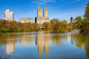 Fototapeta na wymiar The San Remo and The Lake seen at Central Park, Manhattan, New York.