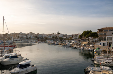 Fototapeta na wymiar Blick über einen Fischereihafen an Spaniens Küste mit einem Jachthafen