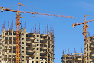 Building crane and building under construction