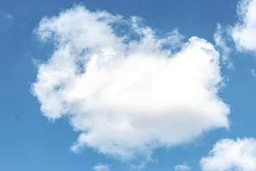 Nuages dans le ciel bleu