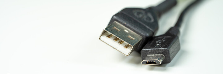 Zwei unterschiedliche USB-Stecker liegen nebeneinander