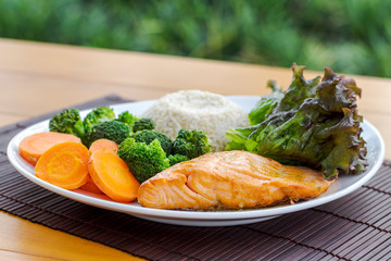 Salad with salmon, carrots and broccoli