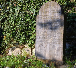 Grabstein mit hebräischer Inschrift auf dem alten jüdischen Friedhof von  Wetzlar