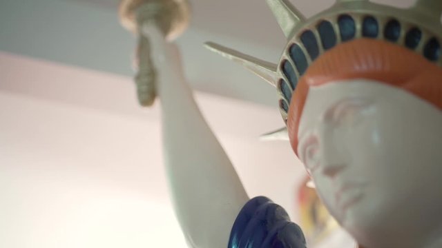 A miniature version of the statue of Liberty from New York in a vintage American fifties bar, really having the retro feel.